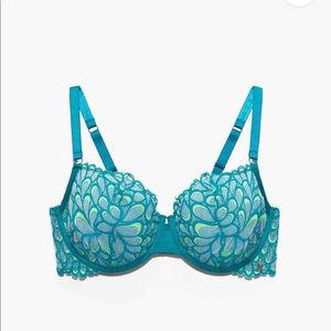 Savage Fenty beautiful Balconette Bra. Still in packing